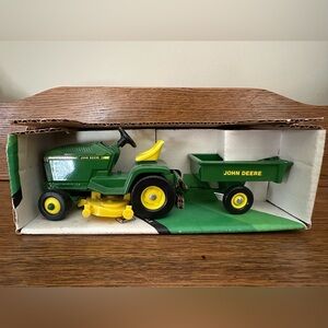 New 1988 1/16 ERTL DieCast John Deere Lawn & Garden Trailer w/ Dump Cart